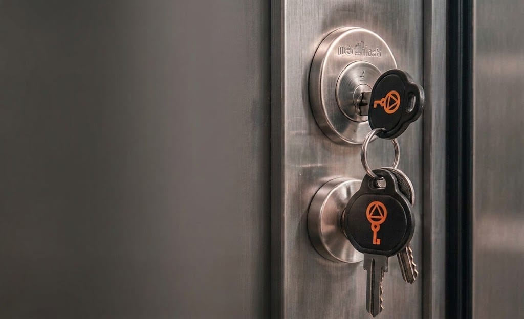 Detalle de llaves y cerradura de seguridad en puerta